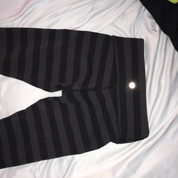 Lululemon leggings size 4 - Picture 3 of 3